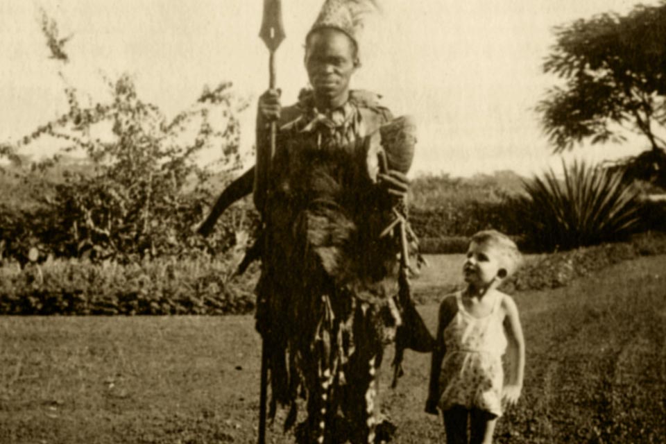 Le fils de Madame Laoureux à côté d'un sorcier, dans le Congo des années 40