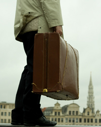 Un homme portant une valise