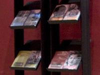 Présentoir avec les DVD's des quatre collections de Mémoire Vive